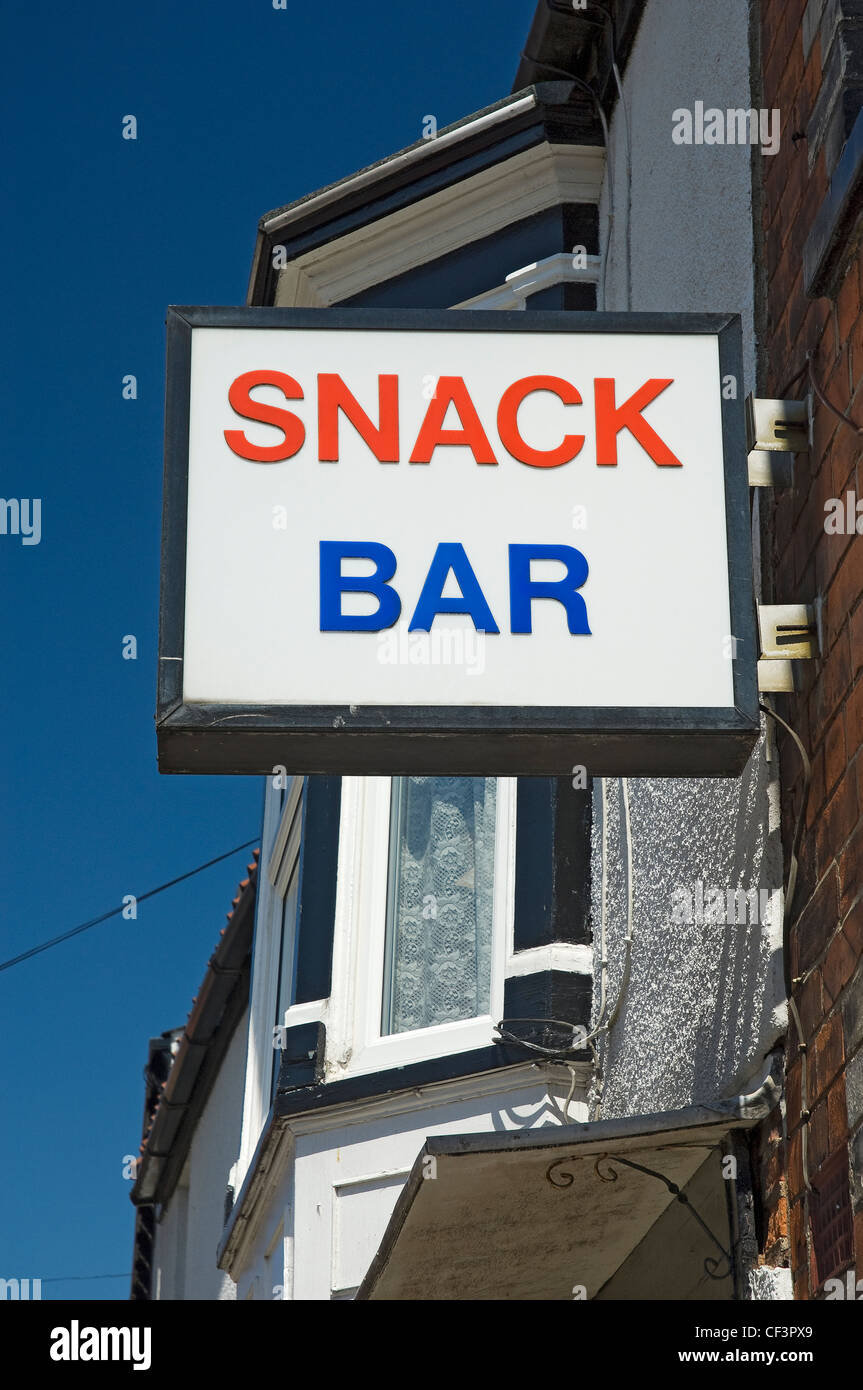Eine Snack-Bar-Zeichen an der Wand außerhalb montiert. Stockfoto
