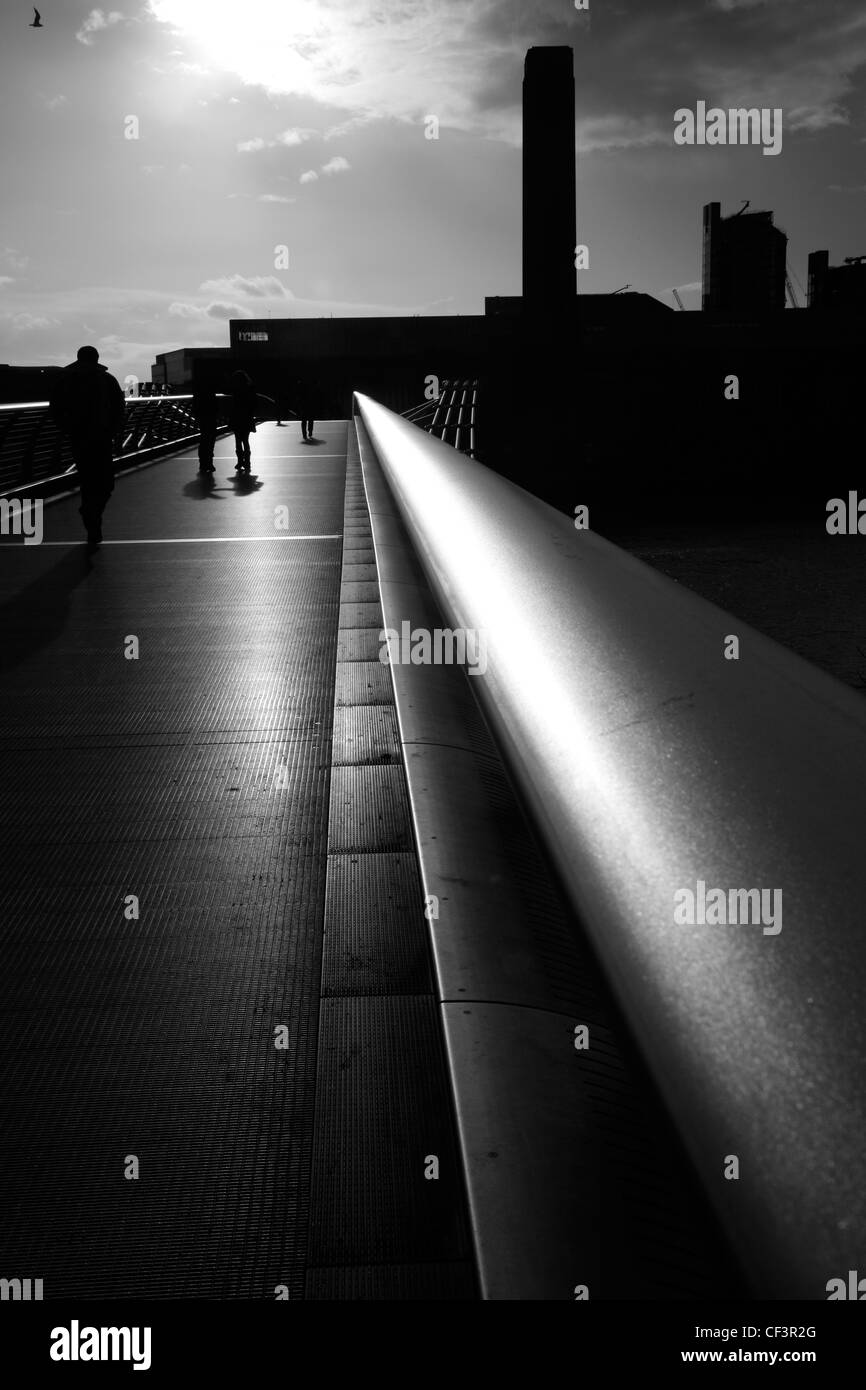 Blick über die Millennium Bridge zum Tate Modern, Bankside, London, UK Stockfoto