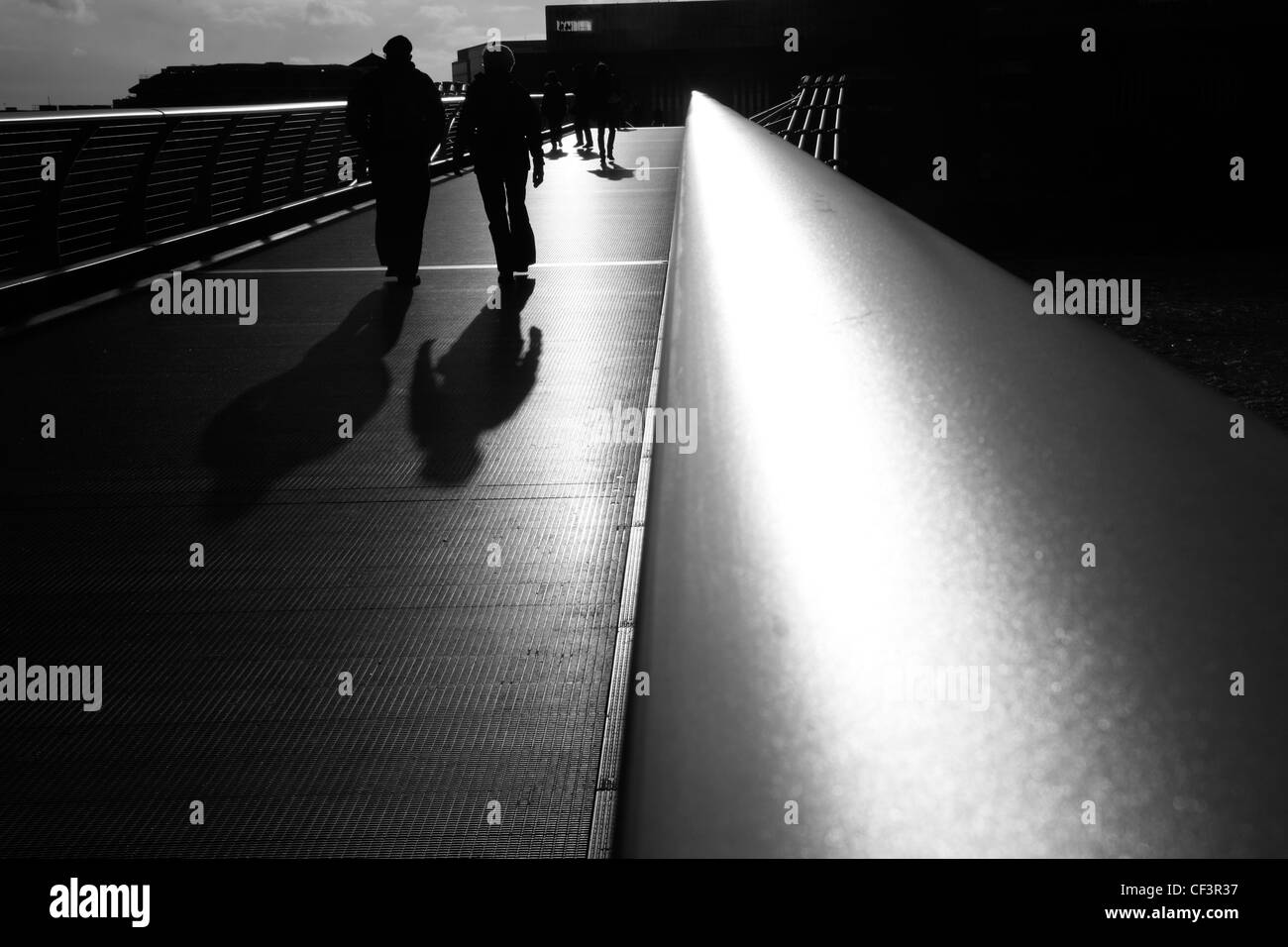 Fußgänger zu Fuß über die Millennium Bridge, London, UK Stockfoto