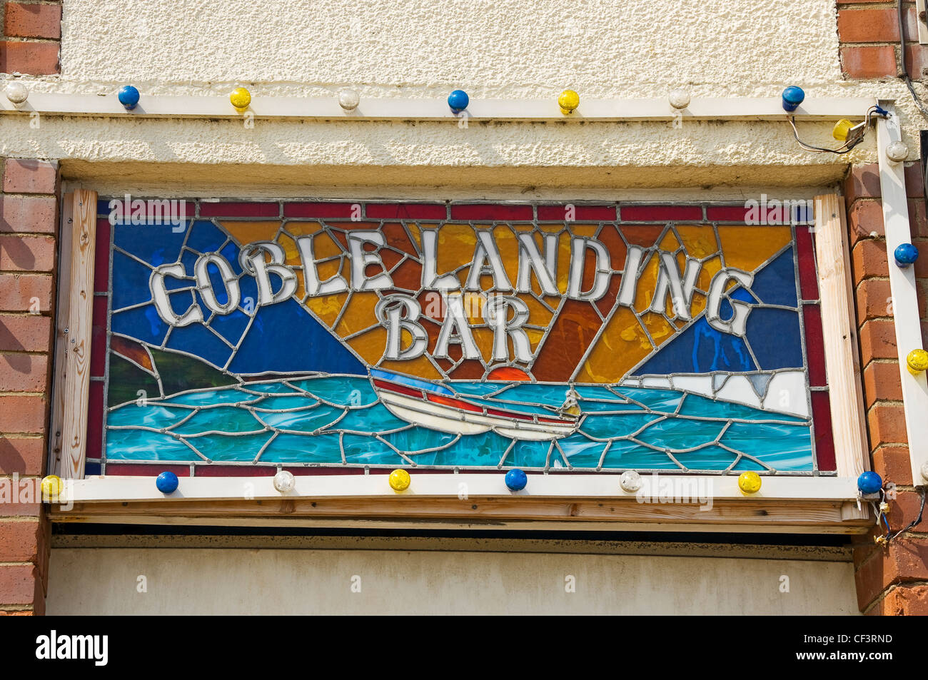 Glasmalerei-Zeichen für entgeisterung Landing Bar in Filey. Stockfoto