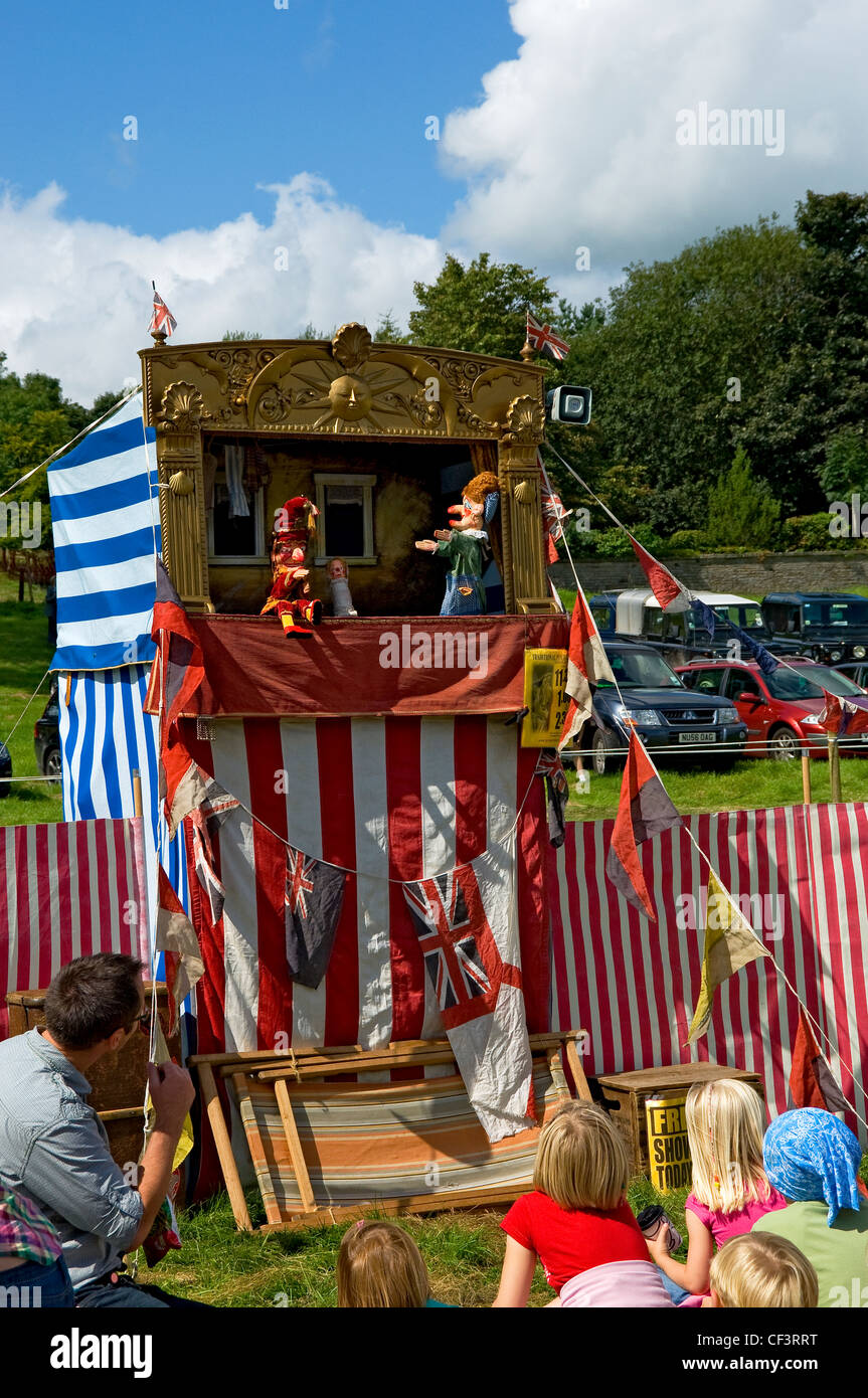 Kleinen Kindern genießen einen Punch and Judy Show Gargrave, eine jährliche Land in der Nähe von Skipton anzeigen Stockfoto