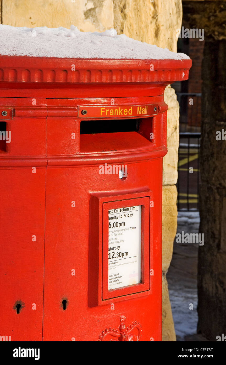 Einen roten Briefkasten mit einer Prise Schnee an der Spitze in York. Stockfoto