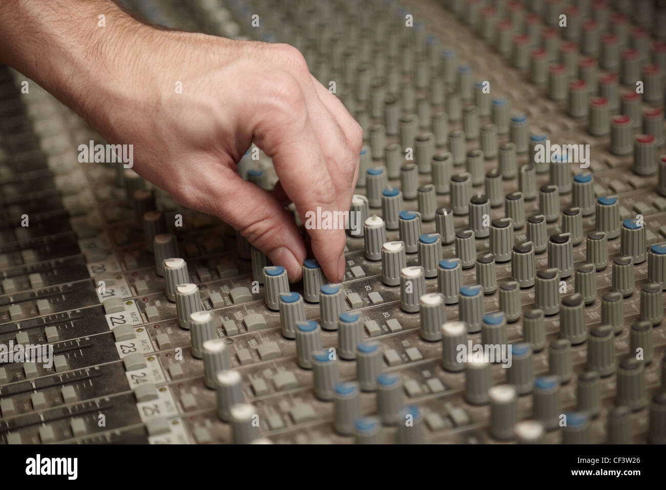 solide Produzent drehen ein Regulator der alten dreckigen sound-Mixer-pult Stockfoto