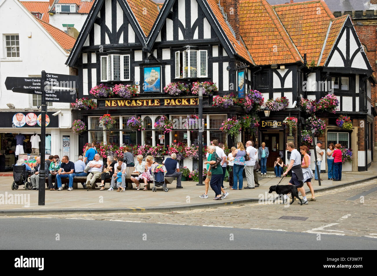 Menschen sitzen vor Newcastle Paket Pub auf Sandside. Stockfoto