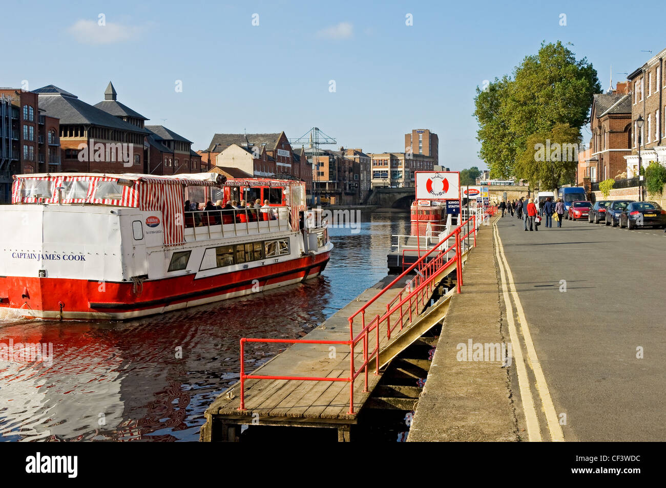 Ein YorkBoat Schiff verlassen die Landung bei Königs königlichen auf den Fluss Ouse. Stockfoto