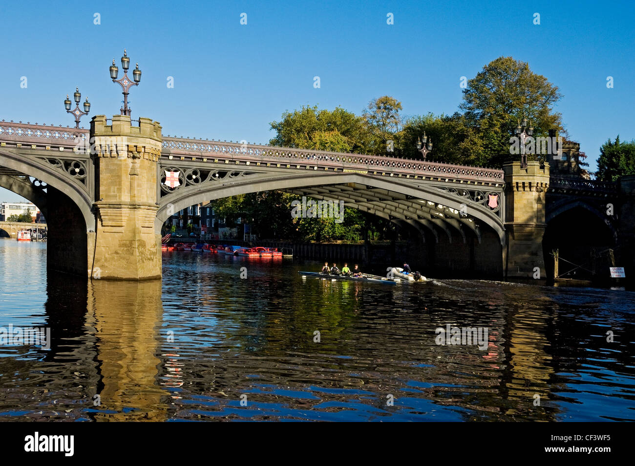 Ruderer Ruderern auf den Fluss Ouse an der Skeldergate Brücke. Stockfoto