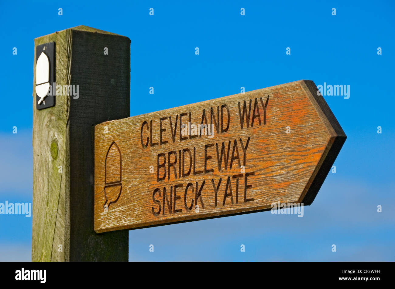 Wegweiser aus Holz zeigt die Richtung zum Sneck Yate unterwegs Cleveland, einer der zwölf benannten National Trails. Stockfoto