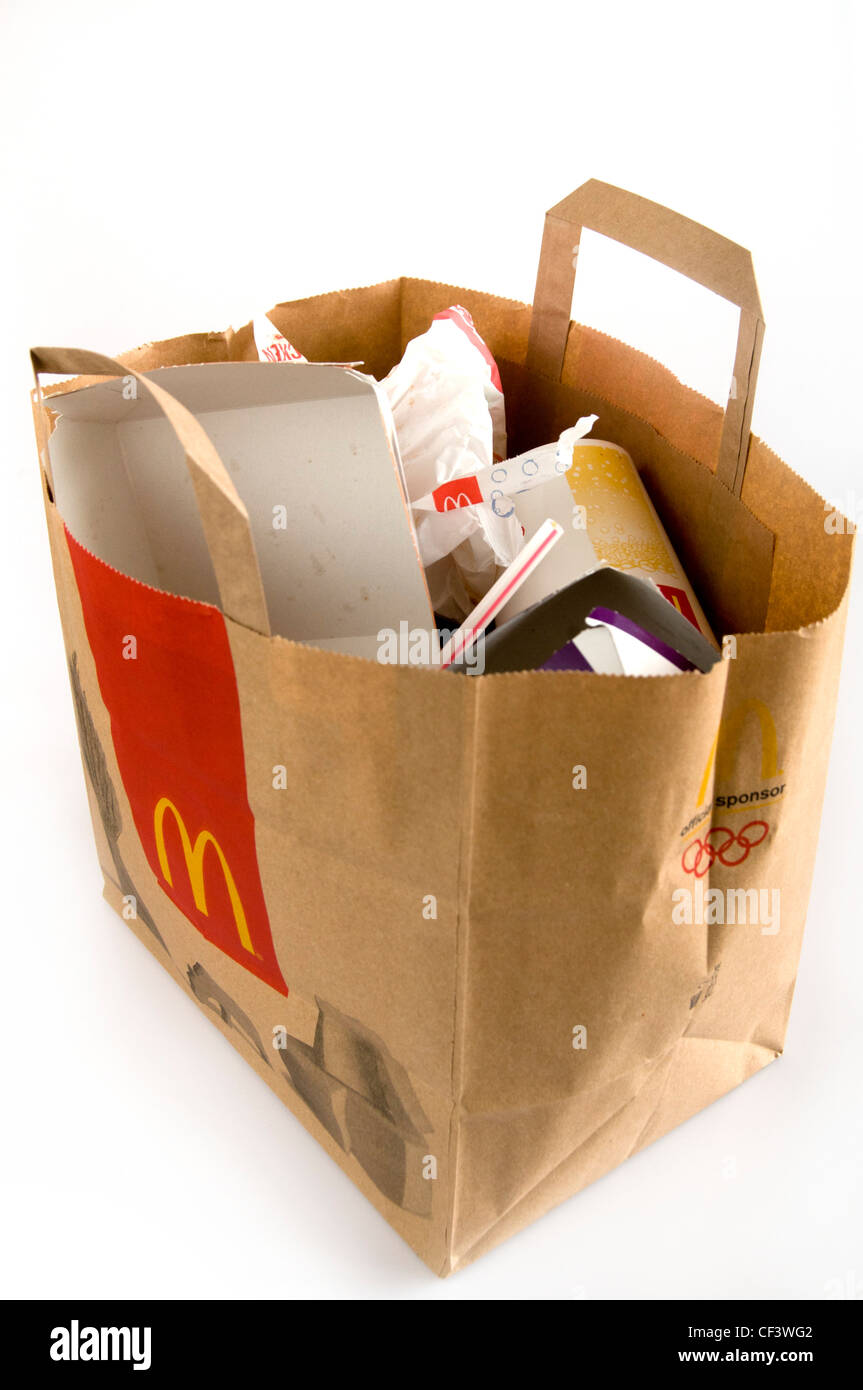 MacDonalds mitnehmen Tasche mit Abfall innen Stockfoto