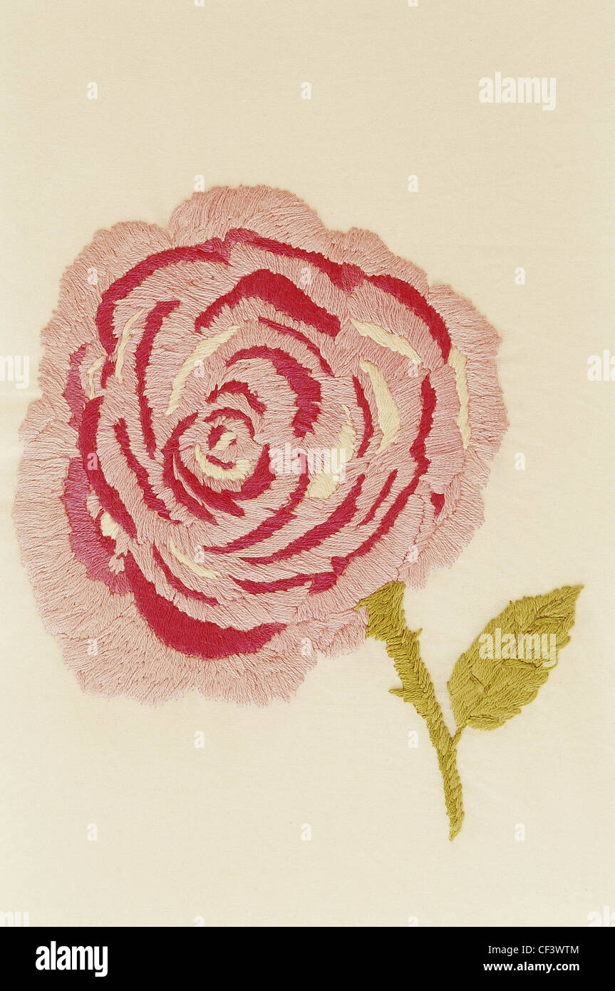 Rosen vor der Tür gönnen Sie sich diesen Sommer und verbessern Sie gewöhnlichen Haushaltsgegenständen unsere weiche und feminine Stickerei zu machen: Stockfoto