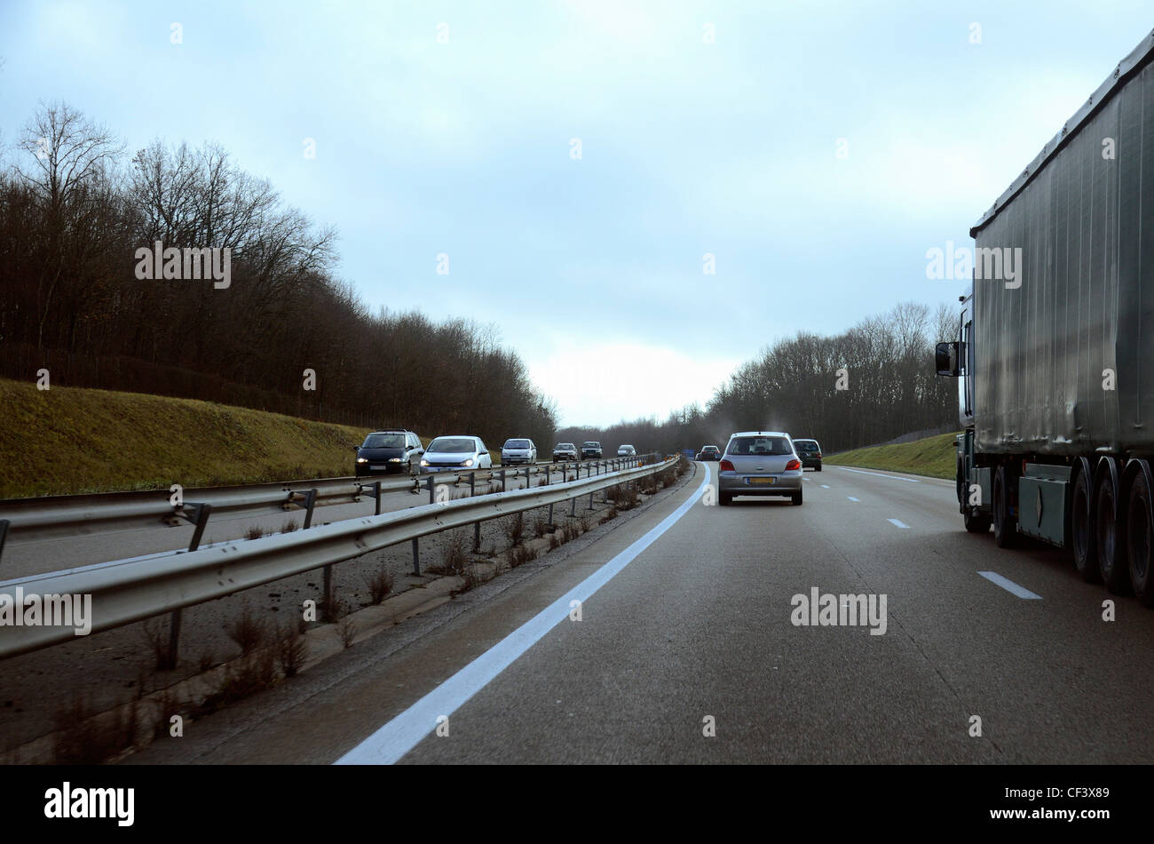 Rasende LKW und Autos auf der Autobahn, Frankreich (Bewegungsunschärfe) Stockfoto