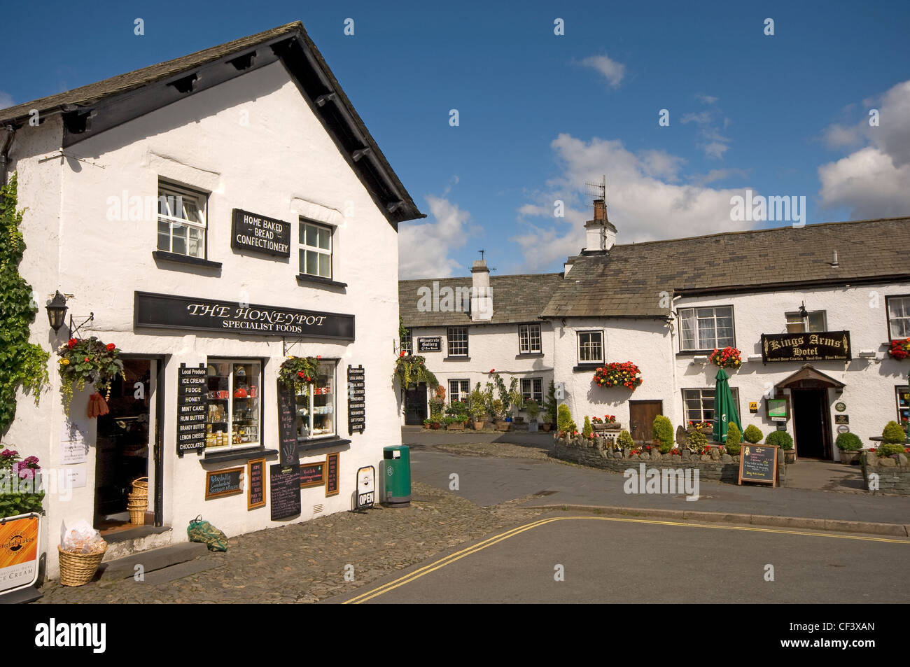 Der Honeypot-Spezialist Lebensmittel Shop und Kings Arms Hotel in dem Dorf Hawkshead. Stockfoto