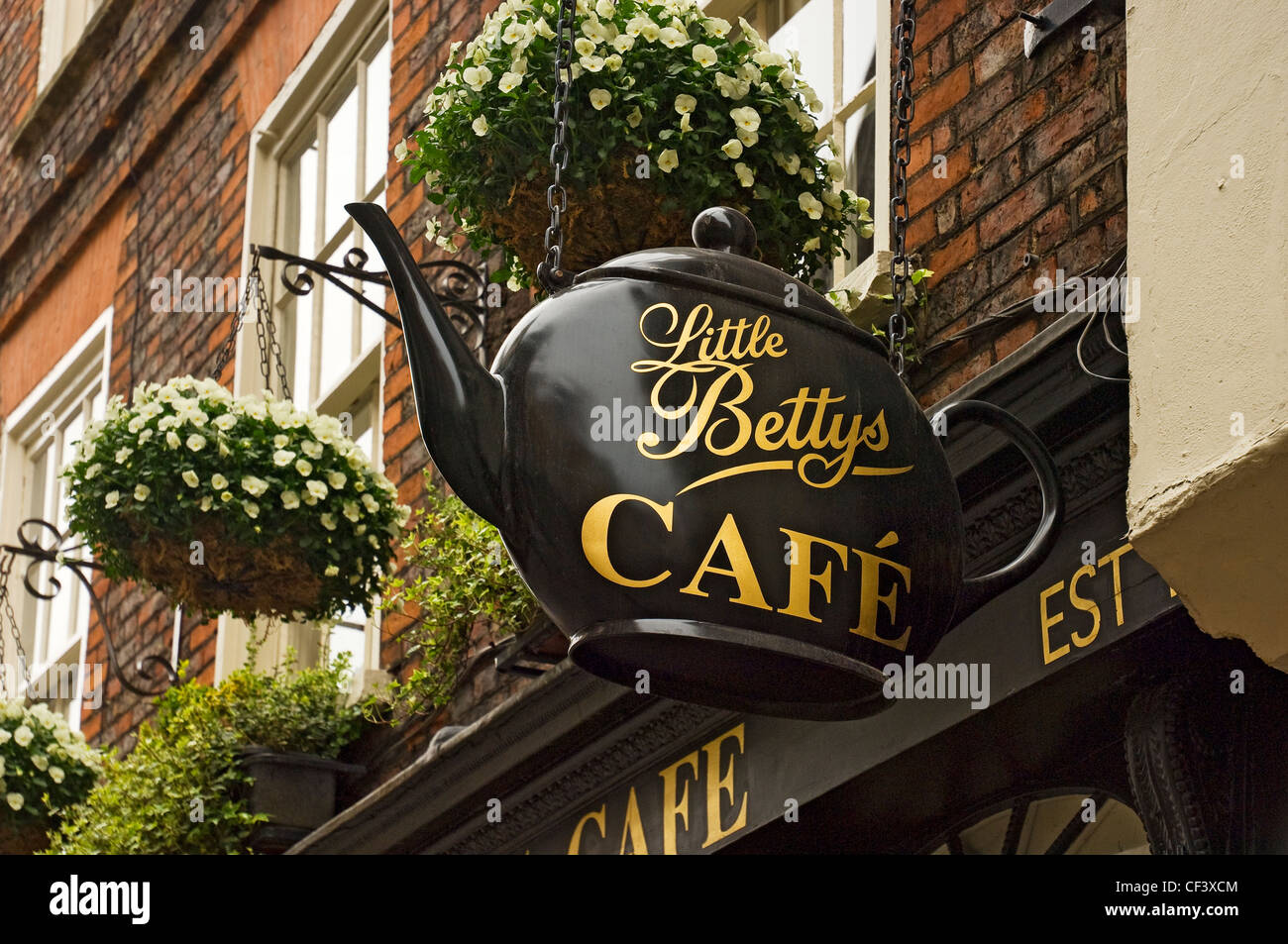 Kleines Bettys Cafe-Schild in der Form einer Teekanne hängen vor ihrem Café in Stonegate. Stockfoto
