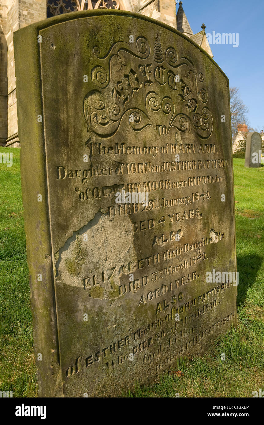 Ein verwitterter Grabstein auf dem Friedhof von Ripon Kathedrale. Stockfoto