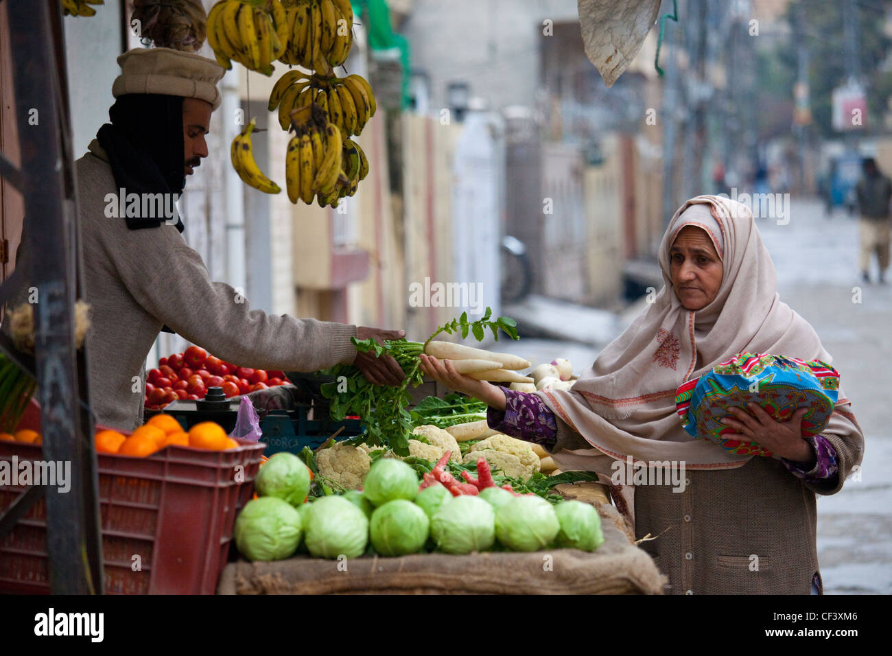 Frau kaufen Gemüse in Islamabad, Pakistan Stockfoto