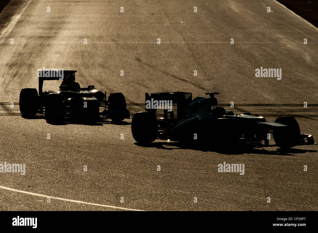 Formel 1-Rennwagen bei Sonnenuntergang während Formel1 Tests Sitzungen in der Nähe von Barcelona im Februar 2012. Stockfoto