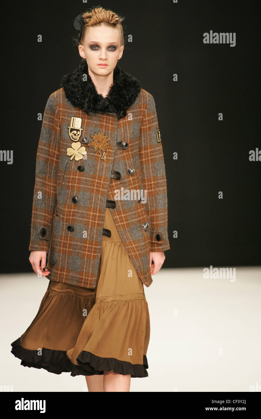 Clements Ribeiro London bereit zu tragen-Herbst-Winter-Tweed Mantel mit  Pelzbesatz Stockfotografie - Alamy
