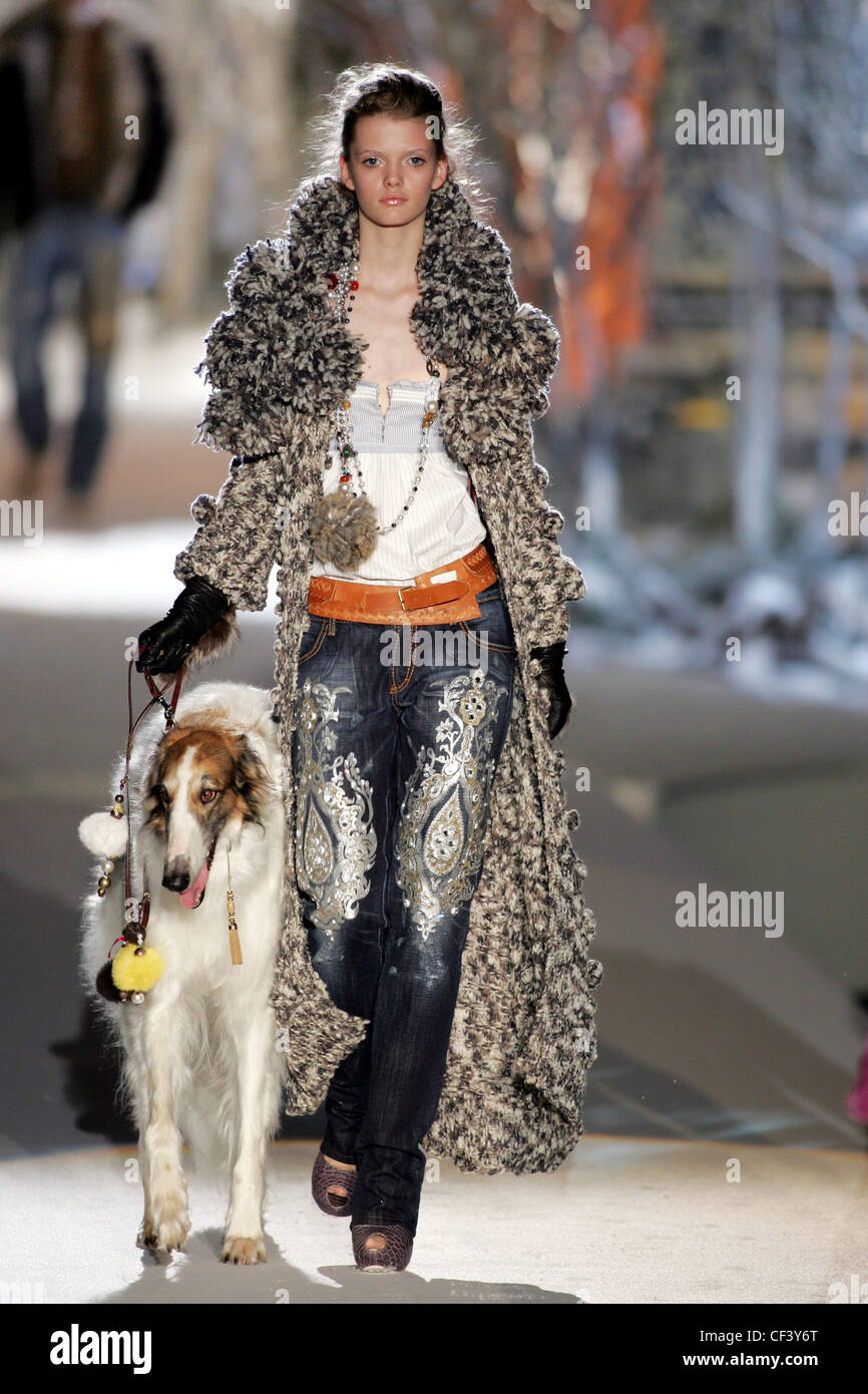 Just Cavalli von Roberto Cavalli Mailand bereit zu tragen Herbst  Wintermodell in Pelz Mantel Afghanischer Windhund Hund an der Leine in  einer russischen Stockfotografie - Alamy