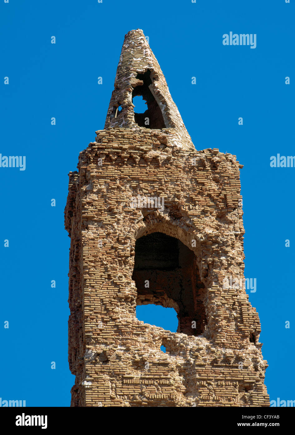 Spanien. Belchite. Ruinen der Glockenturm einer Kirche, in der Schlacht am Ebro (1937) zerstört. Spanischen Bürgerkrieg (1936-1939). Stockfoto