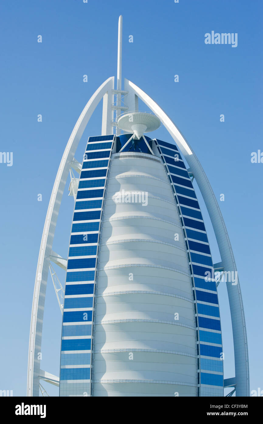DUBAI Burj Al Arab Hotel Jumeirah Beach United Arabien Emirate VAE blauer Himmel Architektur Luxus Luxus Palm Wasser blau Gebäude Stockfoto