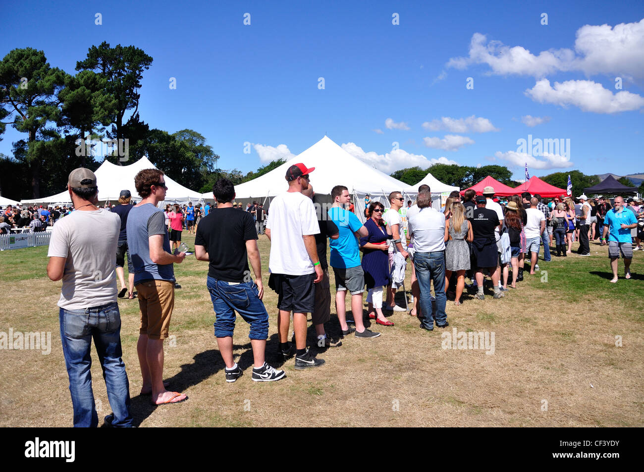 Warteschlange für Bier in The Great Kiwi Beer Festival, Hagley Park, Christchurch, Canterbury District, Neuseeland Stockfoto