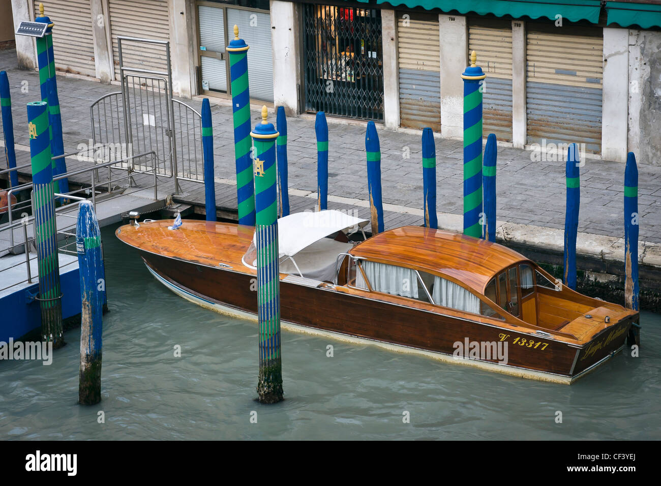 Eine Luxus Motorboot vertäut an Riva del Vin auf dem Canal Grande-Venedig, Venezia, Italien, Europa Stockfoto