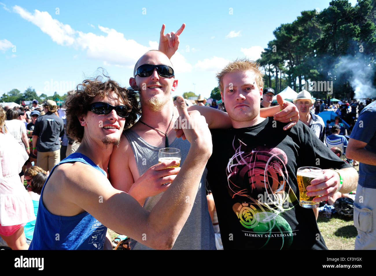 Junge Nachtschwärmer bei The Great Kiwi Beer Festival, Hagley Park, Christchurch, Canterbury District, Neuseeland Stockfoto
