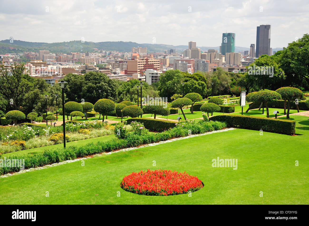 Blick auf die Stadt von den terrassenförmig angelegten Gärten, The Union Buildings, Meintjieskop, Pretoria, Provinz Gauteng, Südafrika Stockfoto