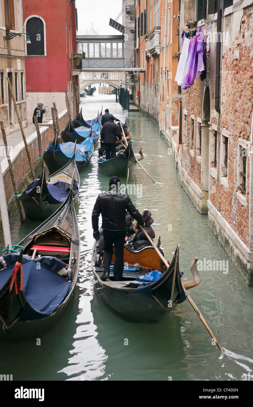 Touristen genießen eine Gondel fahren am Rio del Vin Canal - Venedig, Venezia, Italien, Europa Stockfoto