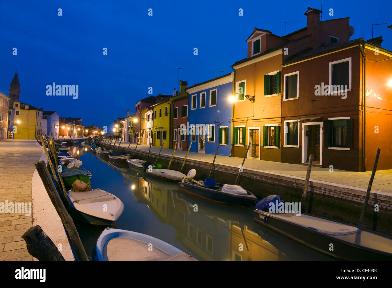 Kanal-Reflexionen in der Abenddämmerung in Burano Insel - Venedig, Venezia, Italien, Europa Stockfoto