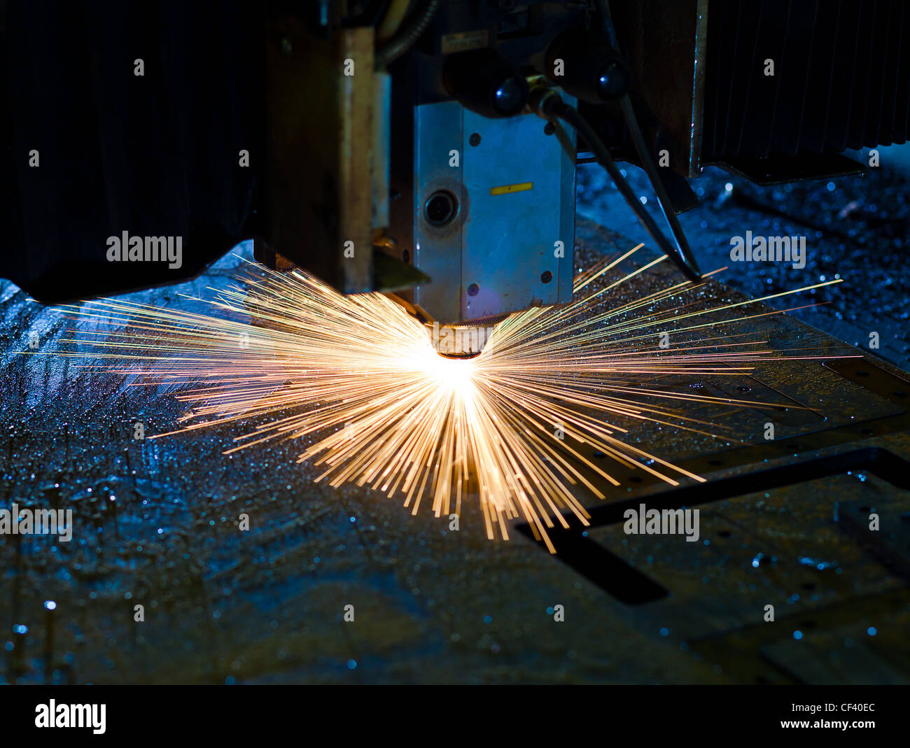Laserschneiden mit Funken hautnah Stockfoto