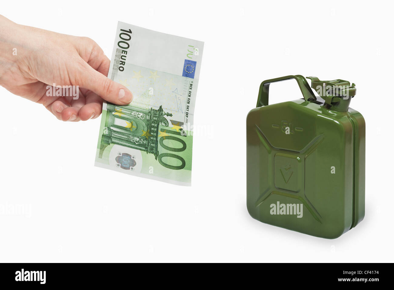 Ein 100 Euro-Schein in der Hand, in der Nähe von gehalten wird ist eine grüne 5 Liter Benzin Kanister Metall, Hintergrund weiß. Stockfoto