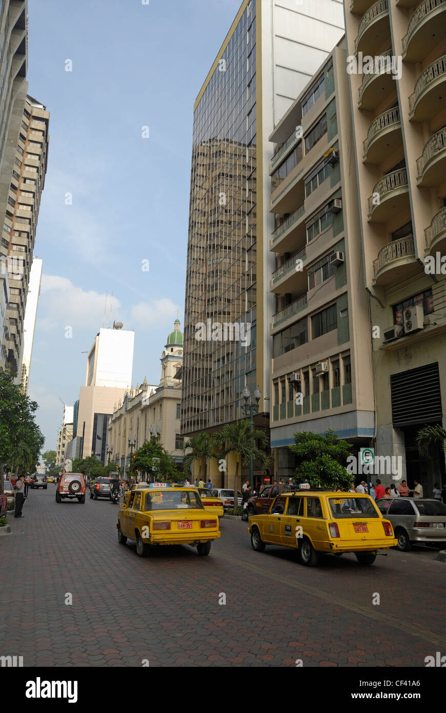 Guayaquil, Ecuador - Verkehr und gelben taxis Stockfoto