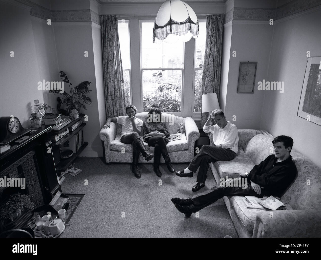 Rock-band New Order sitzen in einem Zimmer in einem Haus im Norden Londons Stockfoto