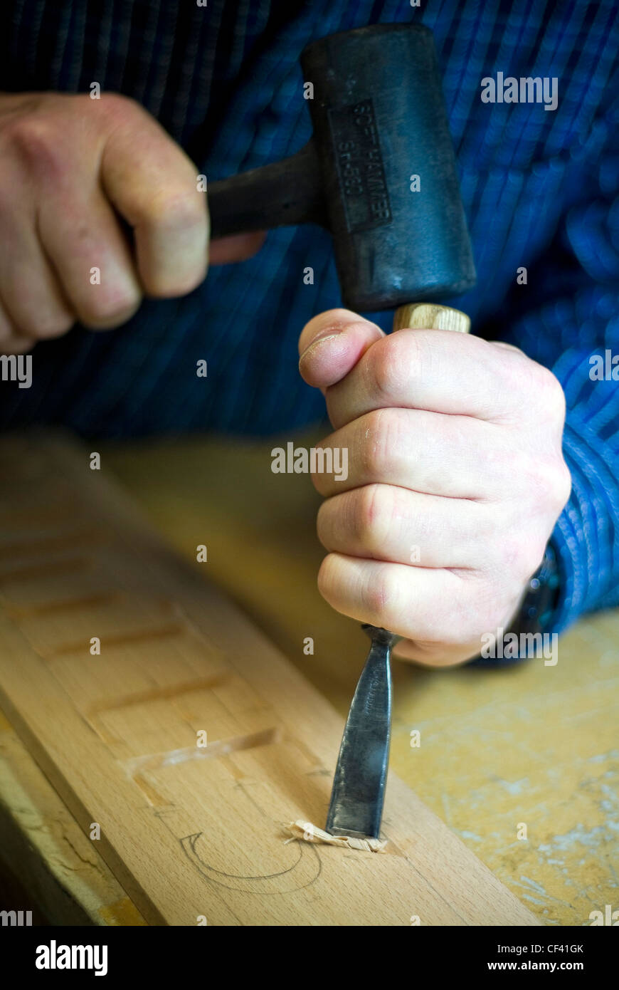 Handwerker, die Schrift in Holz schnitzen, mit einem Meißel Stockfotografie  - Alamy