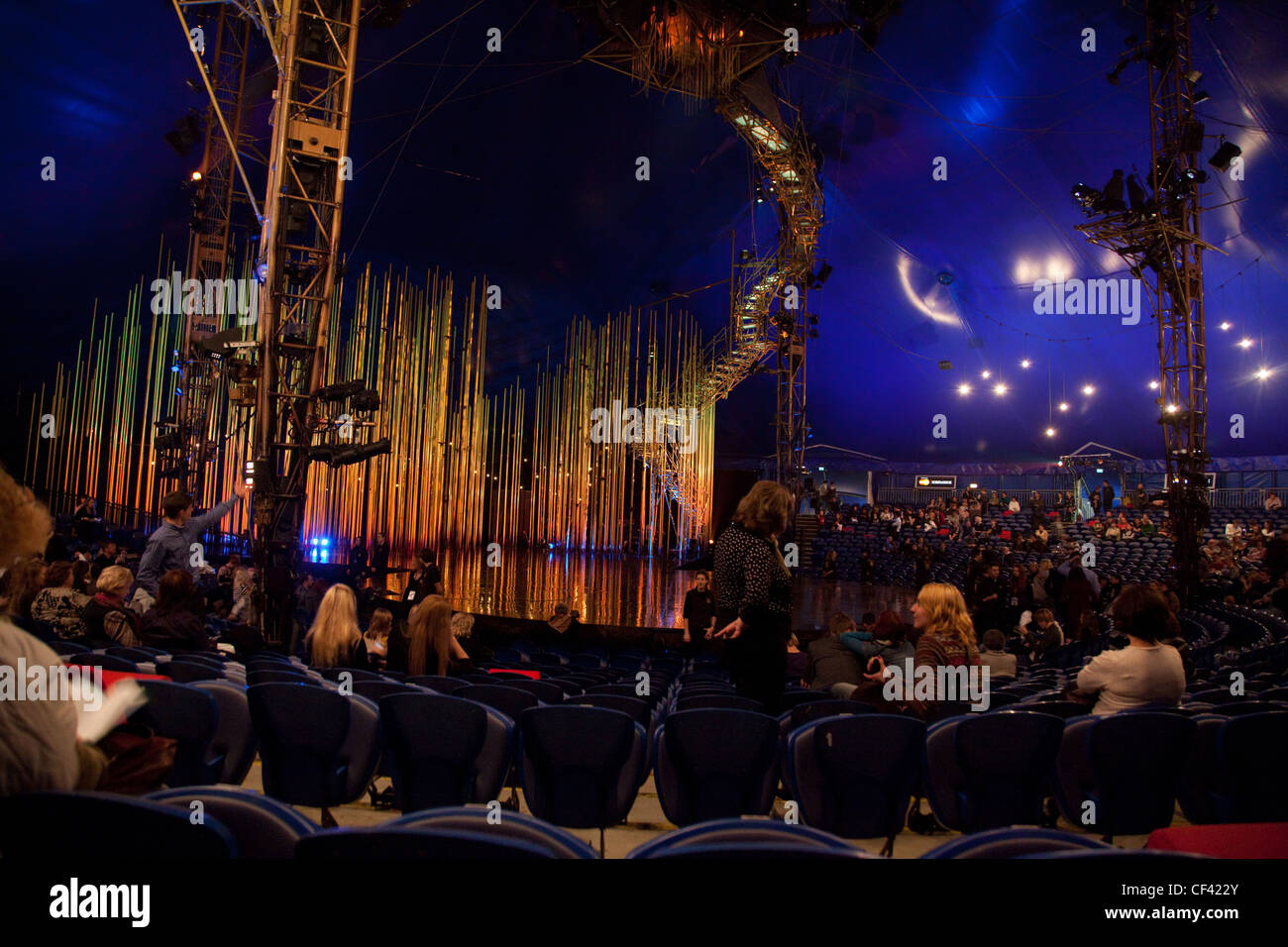 Moskau - 23.Oktober: Zuschauer Gespräch mit einander während Intervall in Cirque du Solei 23. Oktober 2009 in Moskau, Russland. Stockfoto