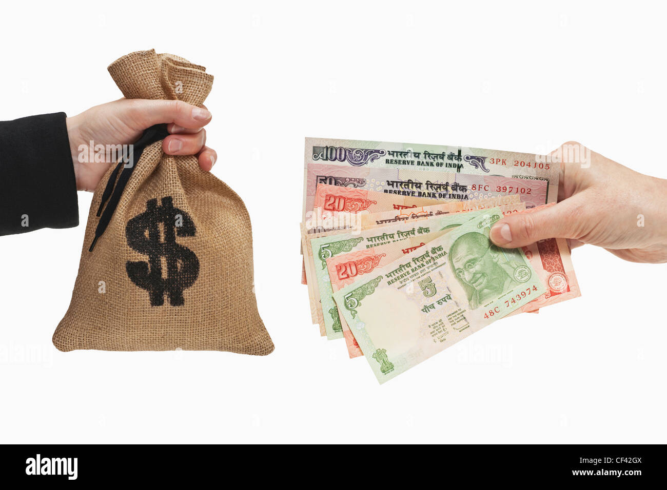 Viele verschiedene indische Rupie Rechnungen sind in der Hand gehalten. Auf der anderen Seite ist ein Geldbeutel mit US-Dollar-Währung-Zeichen. Stockfoto