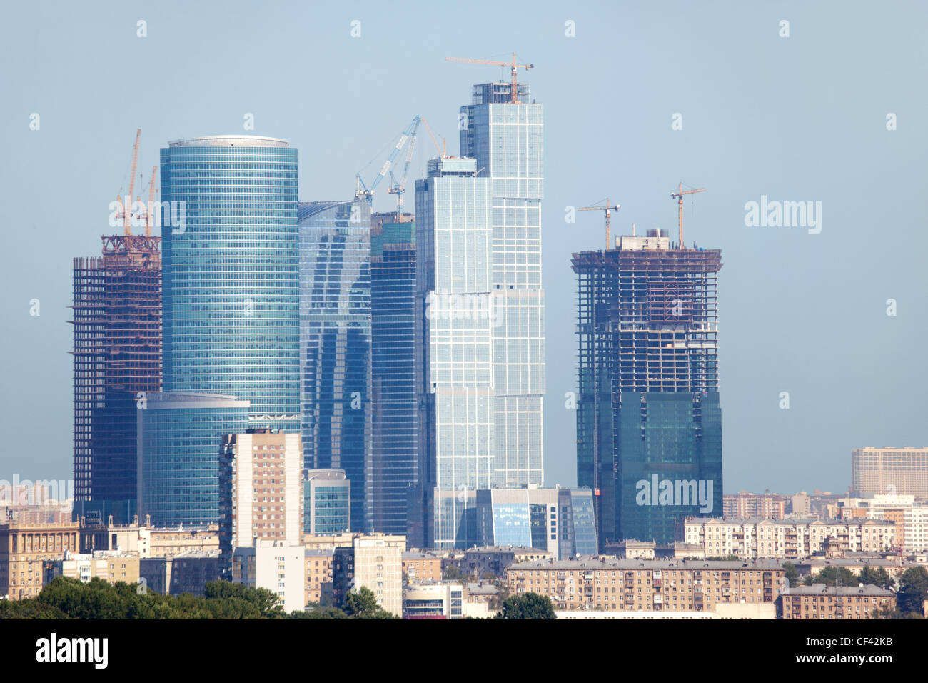 Bau von Schaber Wolkenkratzer bauen. Gebäude des Geschäftszentrums. Gebäude aus Glas und Beton Stockfoto