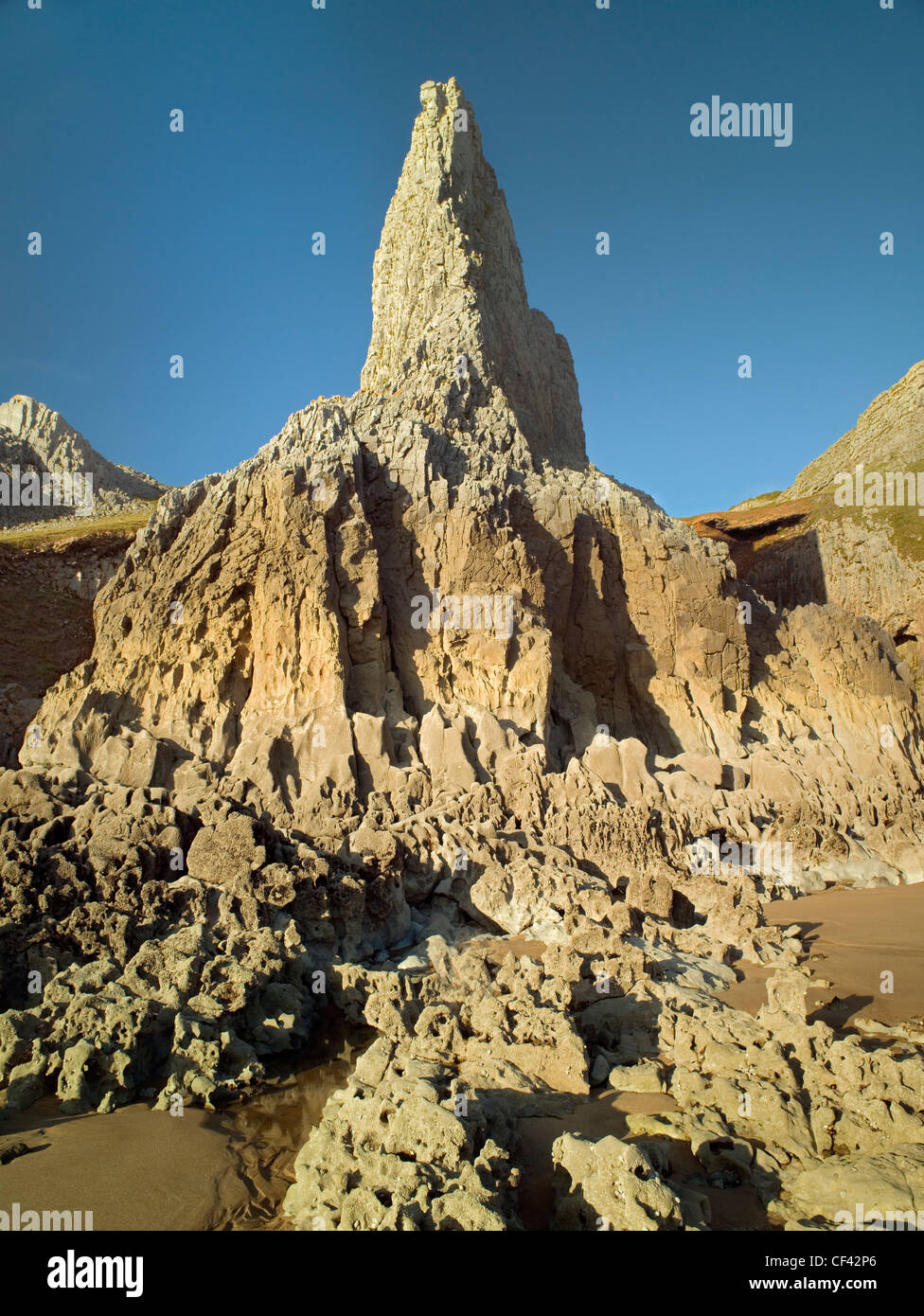 Hoch aufragenden Klippen dominieren Mewslade Bucht, um ihr ursprüngliche Aussehen zu verleihen. Stockfoto