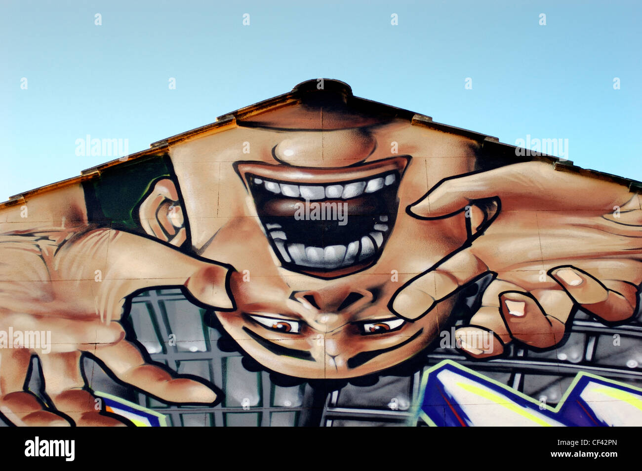 Graffitikunst am Bau. Das Wort "Graffiti" ist der Plural von "Graffito" und stammt aus dem italienischen Wort "Graffiato" whi Stockfoto