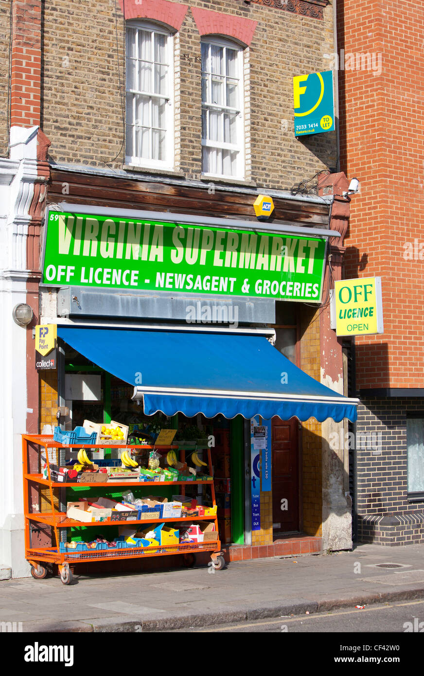 Aus Lizenz- und Lebensmittel Shop, London, England, UK Stockfoto