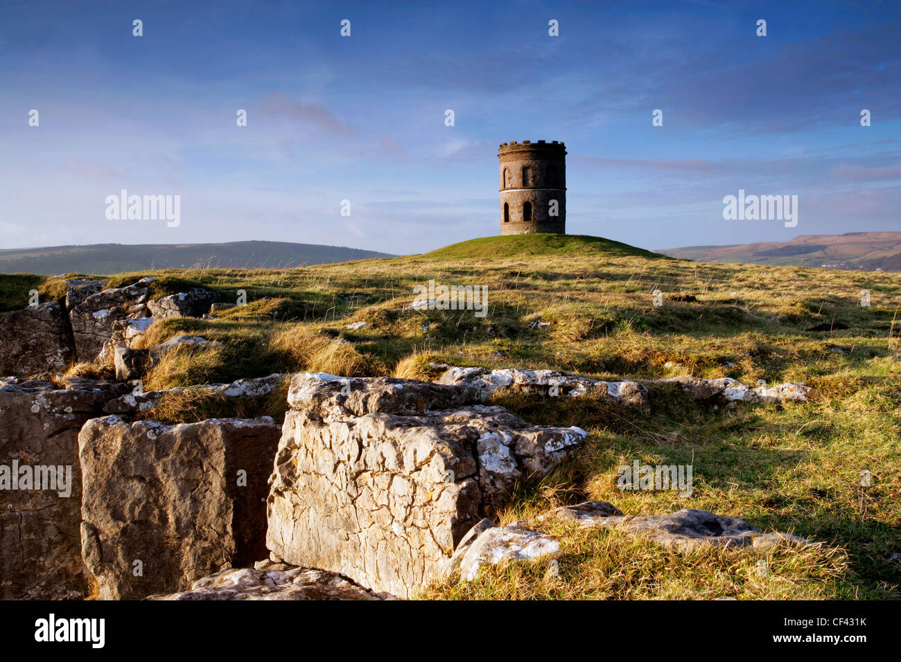 Salomos Tempel (auch bekannt als Grinlow-Turm), gelegen auf einem hohen Hügel oberhalb der Spa Buxton im Peak District. Stockfoto