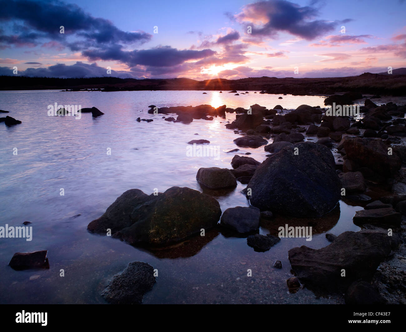 Winter-Sonnenuntergang über Eigheach Loch Rannoch Moor. Stockfoto