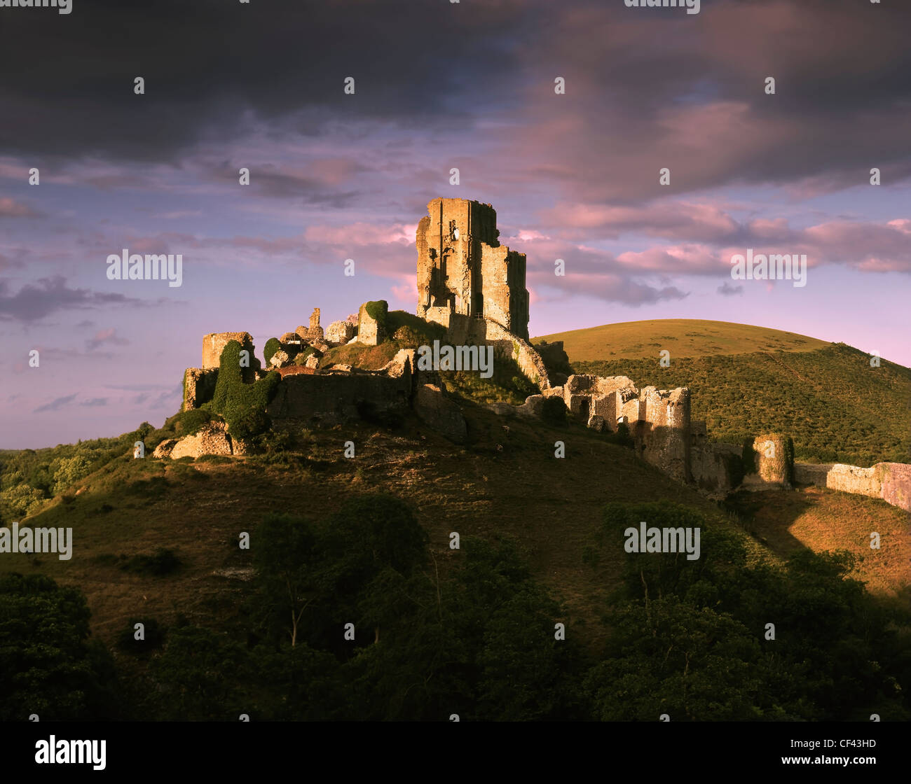 Am späten Abendlicht auf den Ruinen des 11. Jahrhunderts Corfe Castle in den Purbeck Hills. Stockfoto