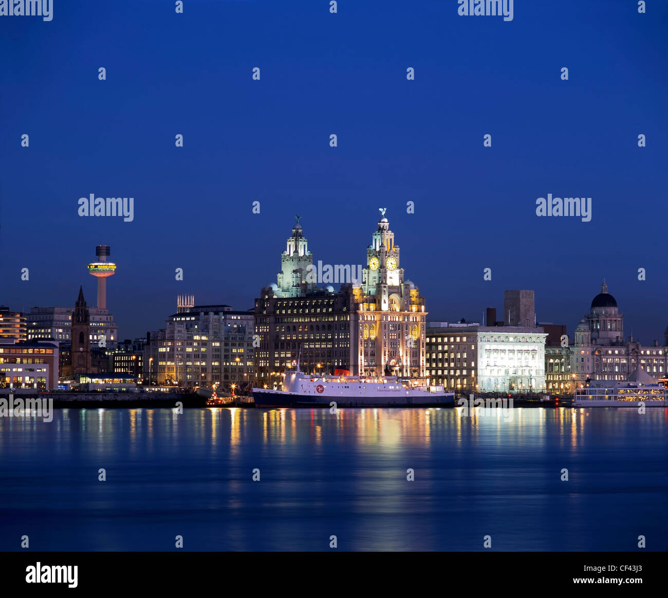 Blick über den Fluss Mersey der berühmte Liverpool Uferpromenade bei Nacht. Stockfoto