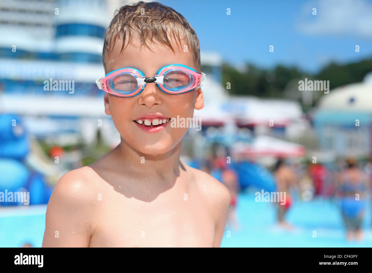 Junge im Wassersport Brille in der Nähe von Pool im Aquapark eines unterhaltsamen Komplex Stockfoto