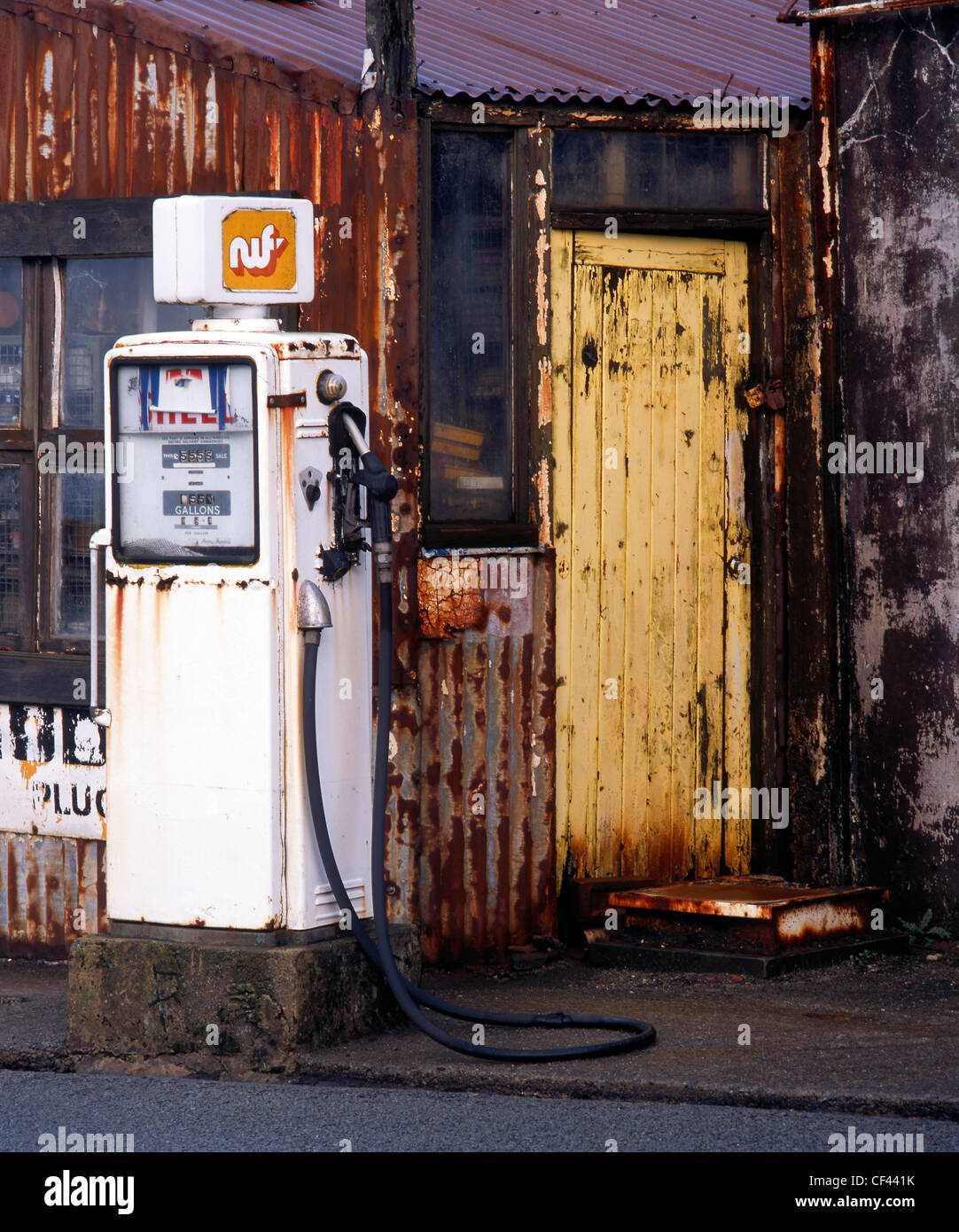 Eine stillgelegte Tankstelle zeigt eine bunte Palette von verfallenden Texturen. Stockfoto