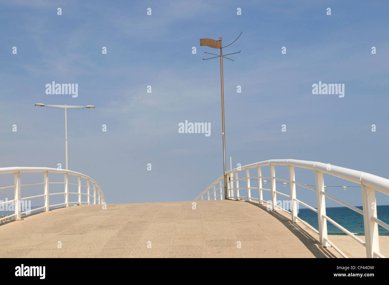 Fußgängerbrücke am Strand in Barcelona Stockfoto