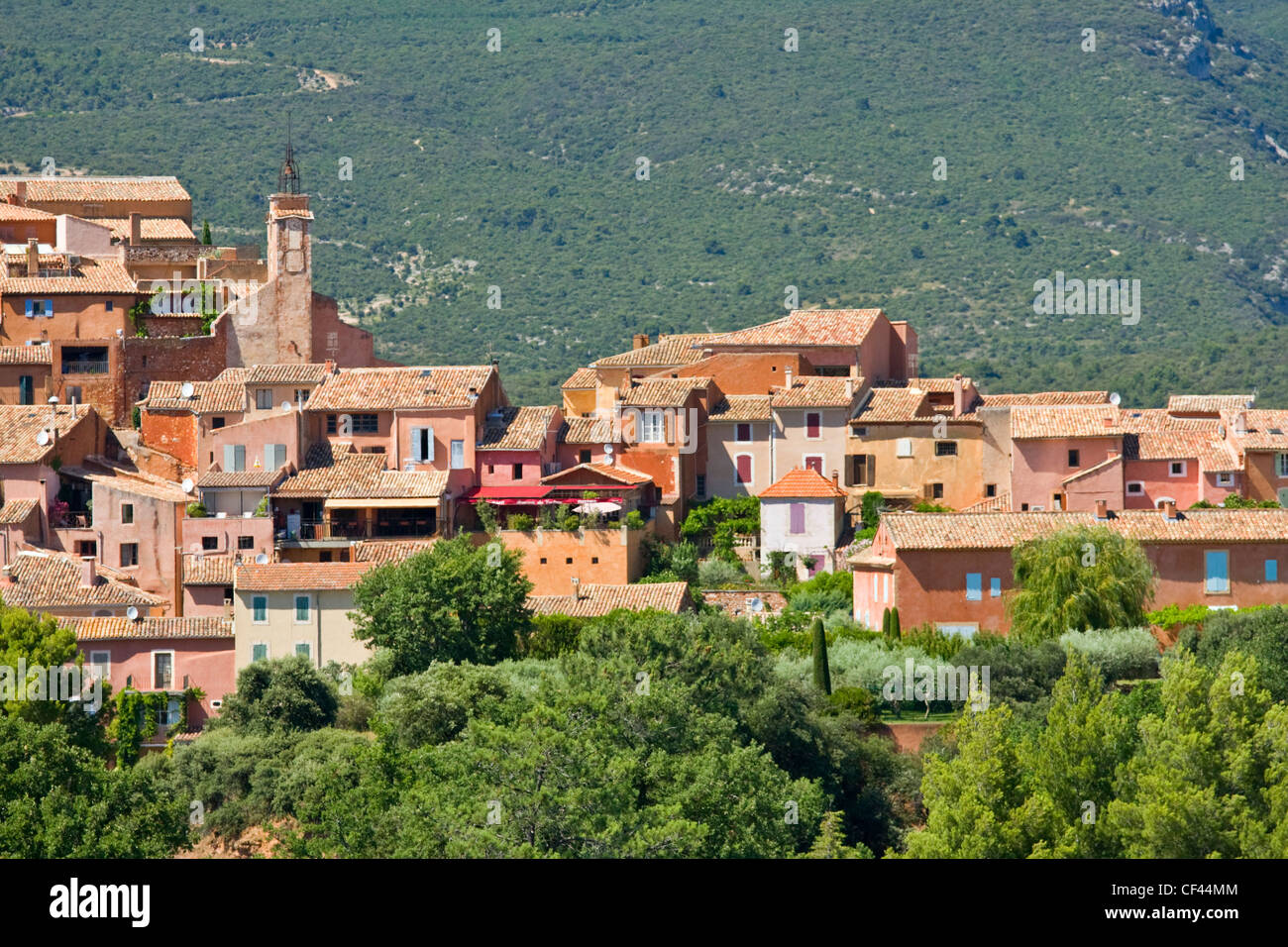 Blick auf Hügel Stadt des Roussillon, Provence, Frankreich Stockfoto