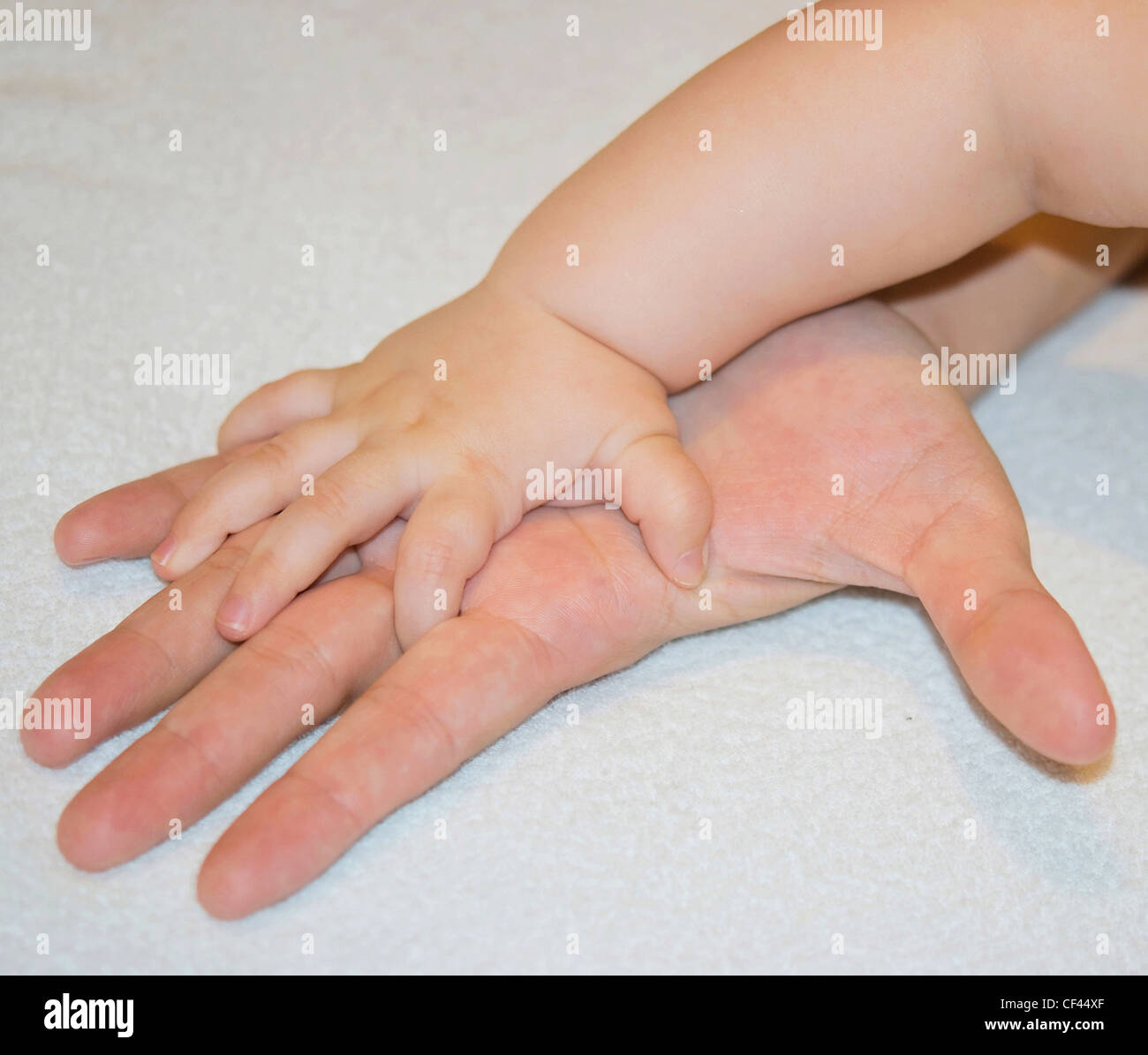 Mutter Kind Hand verleihen; Nahaufnahme Stockfoto