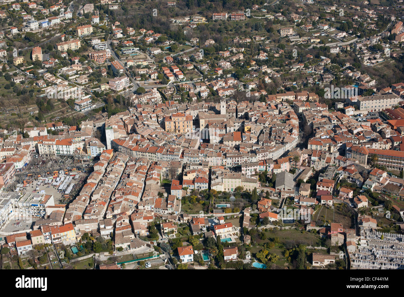 LUFTAUFNAHME. Altstadt von Vence, Französische Riviera, Frankreich. Stockfoto